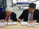The MoU was signed by Moldex3D CEO Dr. Rong-Yeu Chang (L) and David Chen, president of Wittmann Battenfeld Taiwan.